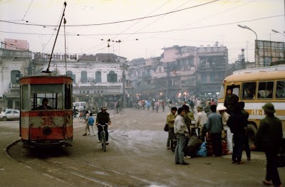 Tàu điện Bờ Hồ, ngay cạnh Quảng trường Đông Kinh Nghĩa Thục năm 1990.